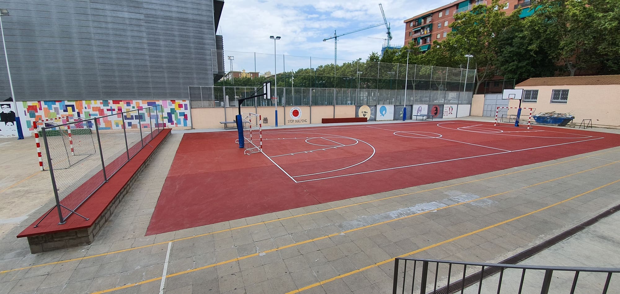 Pati escolar renovat per Noum