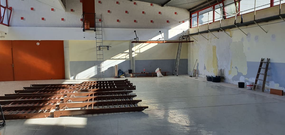 Treballs addicionals de reforma en gimnàs escolar